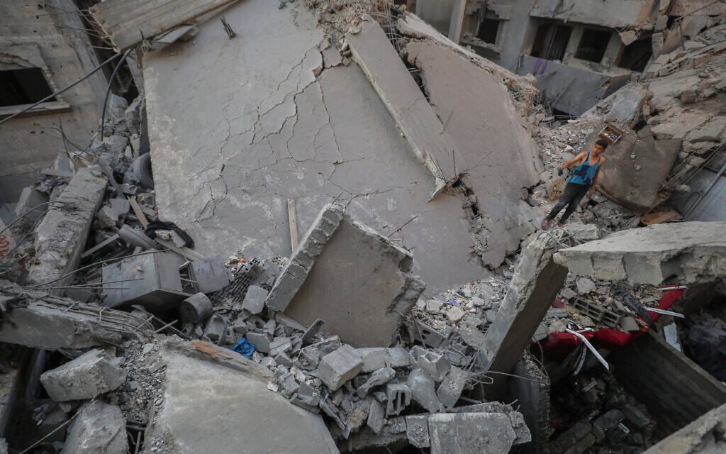 Palestinians at the site of an Israeli airstrike in Gaza City, on October 29, 2025 (Ali Hassan/Flash90)