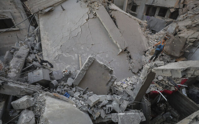 Palestinians at the site of an Israeli airstrike in Gaza City, on October 29, 2025 (Ali Hassan/Flash90)