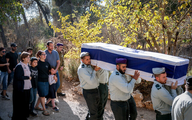 Family and friends attend the funeral of Master Sgt. (res.) Yona Efraim Feldbaum at Mt Herzl in Jerusalem, October 29, 2025. Feldbaum was killed in an attack carried out by Palestinian terror operatives against Israeli troops stationed in the southern Gaza Strip (Yonatan Sindel/FLASH90)