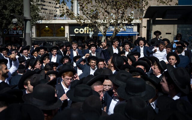 Ultra-Orthodox Jews on their way to attend the "million man" protest against IDF conscription, in Jerusalem, October 30, 2025. (Yonatan Sindel/Flash90)