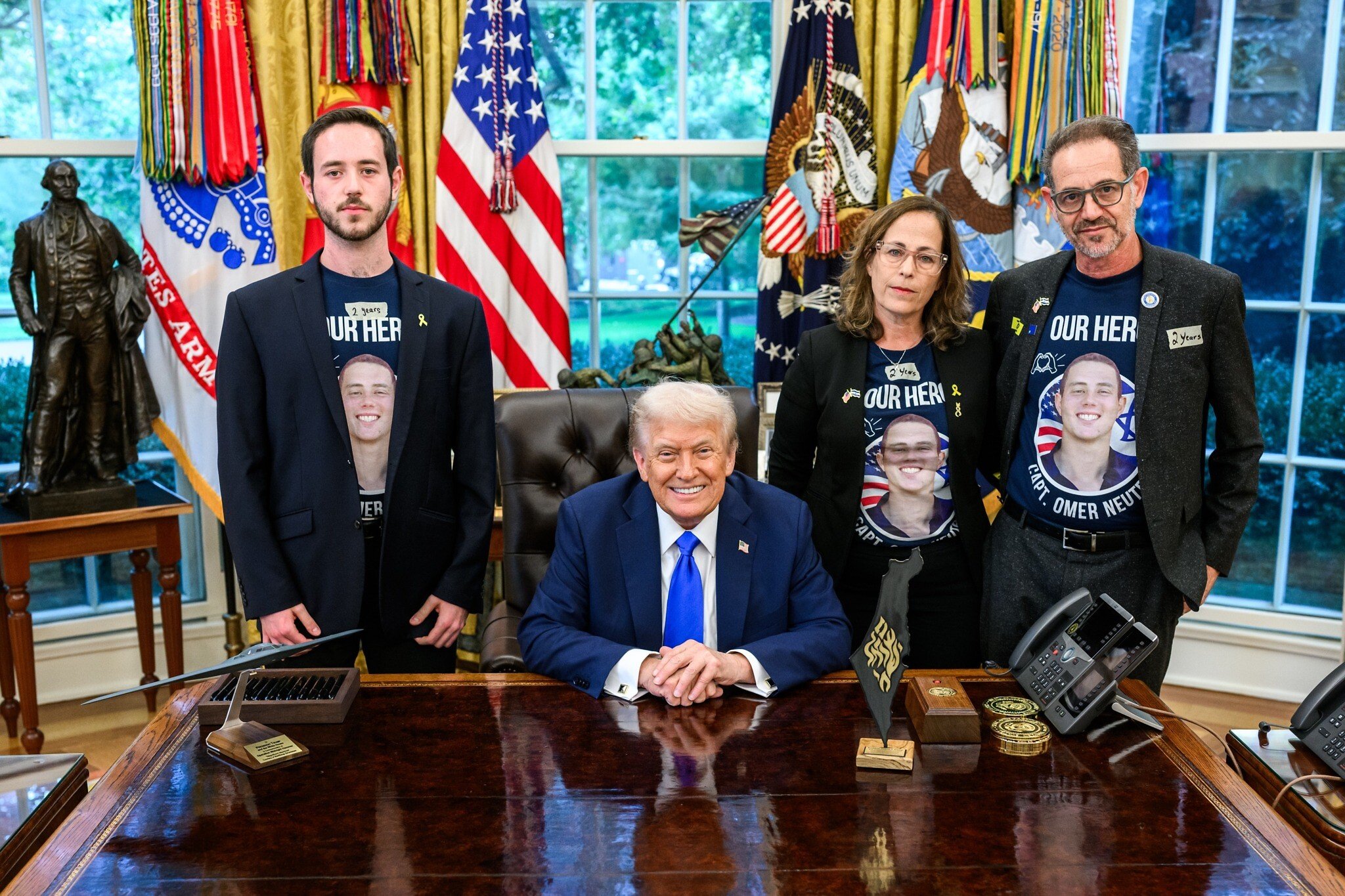 NextImg:Trump hosts US-Israeli ex-hostage Edan Alexander, family of slain captive Omer Neutra