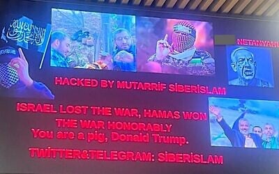 A hacked flight information screen displaying anti-Israel messages at Kelowna International Airport, October 14, 2025 (Screenshot used in accordance with Clause 27a of the Copyright Law)