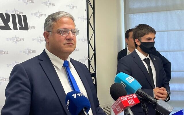 Министр национальной безопасности Итамар Бен Гвир выступает на заседании фракции Кнессета 20 октября 2025 года (Сэм Сокол/Times of Israel)