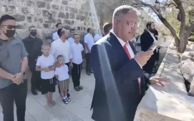 National Security Minister Itamar Ben Gvir leads prayers on the Temple Mount, October 8, 2025. (Screen capture via Itamar Ben Gvir on X)