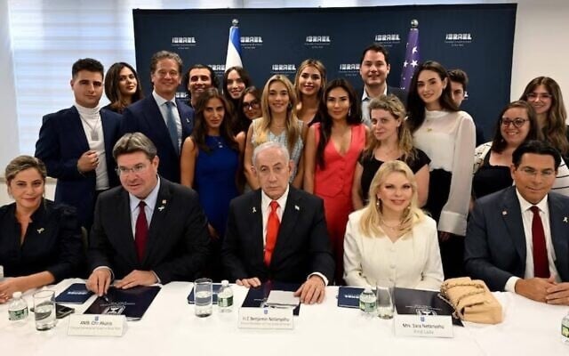 Prime Minister Benjamin Netanyahu, center, meets with pro-Israel American influencers at the Israel Consulate in New York on September 26, 2025. (Avi Ohayon/GPO)