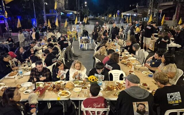 Families of hostages and their supporters hold a Sukkot meal in front of Prime Minister Benjamin Netanyahu's residence in Jerusalem, October 6, 2025. (Idit Avishay/Pro-Democracy Protest Movement)