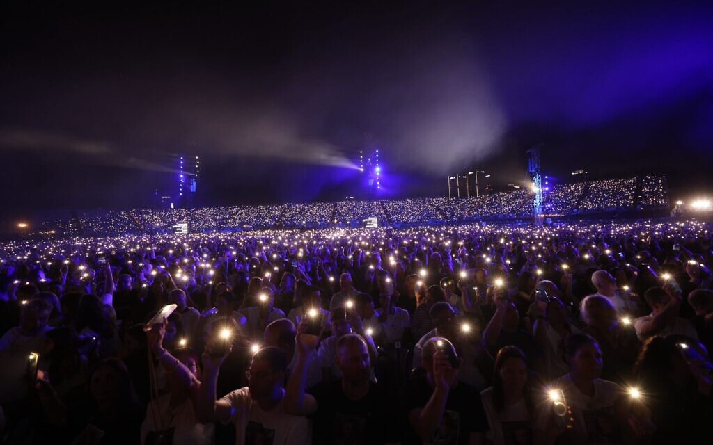The crowd at Israel's national October 7 memorial ceremony in Tel Aviv's Yarkon Park, October 7, 2025. (Marva Sharon/Pro-Democracy Protest Movement)