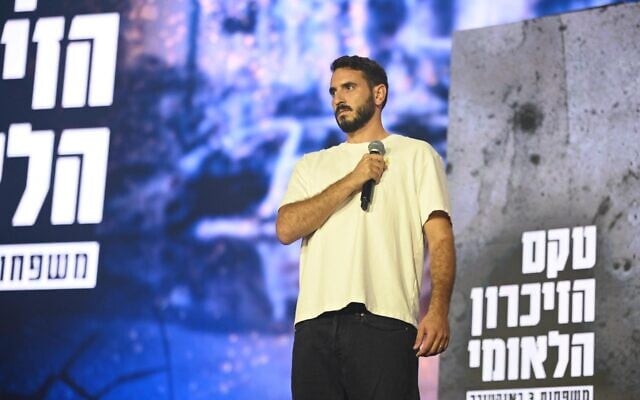 Yonatan Shamriz, brother of hostage Alon Shamriz, who was mistakenly killed by IDF troops in Gaza in December 2023, speaks at the national memorial ceremony in Tel Aviv founded by his organization, Kumu, marking two years since Hamas's October 7, 2023, onslaught, on October 7, 2025. (Oshrit Zinger/Pro-Democracy Protest Movement)