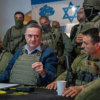Defense Minister Israel Katz (center) speaks with officers, including Southern Command chief Maj, Gen. Yaniv Asor (right) and 36th Division commander Brig. Gen. Moran Omer, in Gaza City, October 8, 2025. (Ariel Hermoni/Defense Ministry)