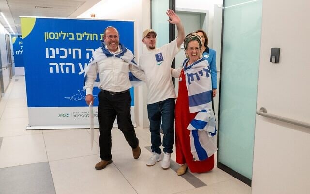 Eitan Mor with his parents at the hospital following his release from captivity on  October 13, 2025. (Government Press Office)