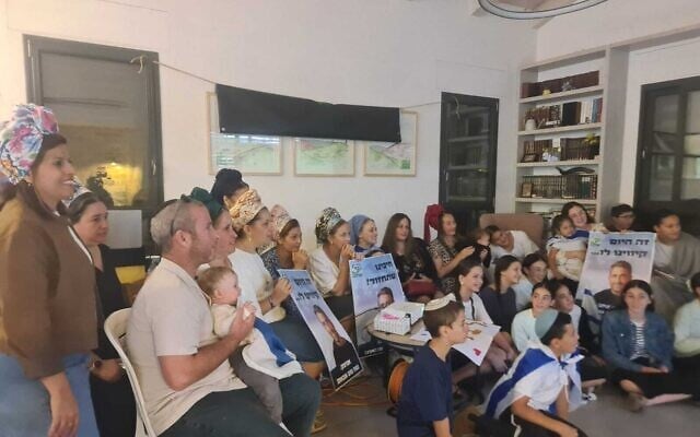 Residents of the settlement of Shiloh gather together to watch the return of hostages Avinatan Or who grew up in Shiloh, and Rom Braslavski whose father is from the Anatot settlement, on October 13, 2025 (Benjamin Regional Council)