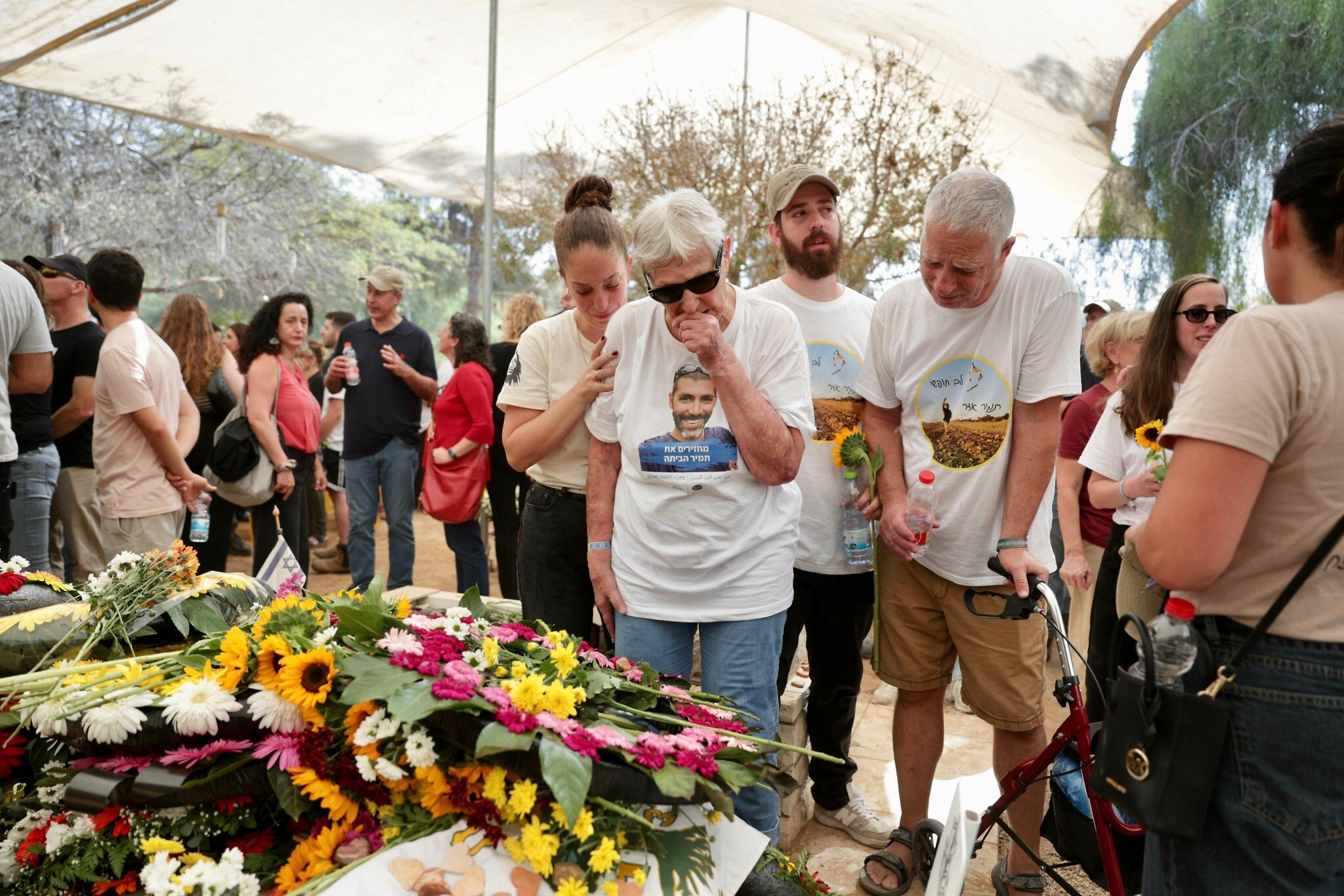 Bir erkak fotosuratida ikkita jinsiy olatni