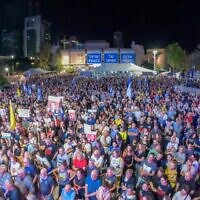 Crowds in Hostages Square in Tel Aviv rally to urge the release of the bodies of the last 13 deceased hostages held in Gaza, October 25, 2025. (Gilad Furst / Pro-Democracy Protest Movement)