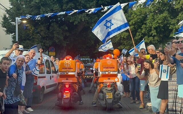 United Hatzalah volunteers accompany released hostage Evyatar David home to Kfar Saba on October 26, 2025. (Courtesy United Hatzalah) United Hatzalah volunteers accompany released hostage Evyatar David home to Kfar Saba on October 26, 2025. (Courtesy United Hatzalah)