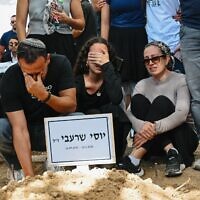 Family members mourn slain hostage Yossi Sharabi at his funeral in Kibbutz Be'eri, October 27, 2025. (Paulina Patimer)
