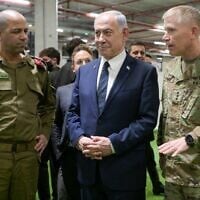Prime Minister Benjamin Netanyahu visits the Civil-Military Coordination Center in Kiryat Gat on October 29, 2025, meeting  IDF Maj. Gen. Yaki Dolf (left) and US Lt. Gen. Patrick Frank (right). (Maayan Toaf/GPO)