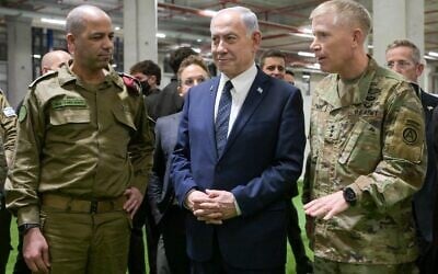 Prime Minister Benjamin Netanyahu visits the Civil-Military Coordination Center in Kiryat Gat on October 29, 2025, meeting  IDF Maj. Gen. Yaki Dolf (left) and US Lt. Gen. Patrick Frank (right). (Maayan Toaf/GPO)