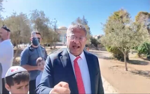 National Security Minister Itamar Ben Gvir speaks atop the Temple Mount in Jerusalem during the Sukkot holiday on October 8, 2025. (Screenshot/Office of Itamar Ben Gvir)