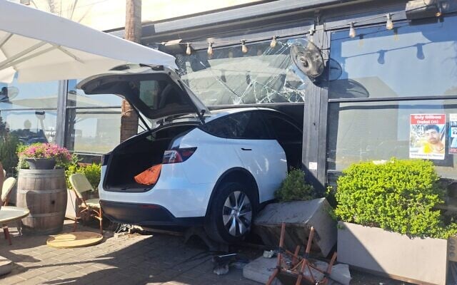A car that crashed into a Kfar Saba cafe on October 16, 2025. (used in accordance with Clause 27a of the Copyright Law)