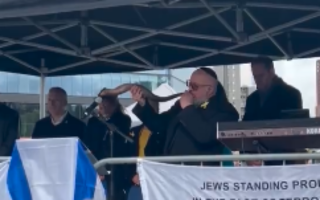 Rabbi Amir Elituv blows a shofar at an October 5, 2025 memorial for those killed in a terror attack on a synagogue on Yom Kippur the previous week, in Manchester, England. (@SAs115thDream on X) Rabbi Amir Elituv blows a shofar at an October 5, 2025 memorial for those killed in a terror attack on a synagogue on Yom Kippur the previous week, in Manchester, England. (@SAs115thDream on X)