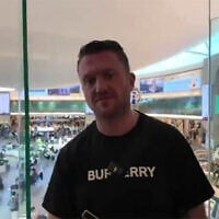 British far-right anti-Islam activist Tommy Robinson arrives at Ben Gurion Airportm October 15, 2025 (X screenshot)