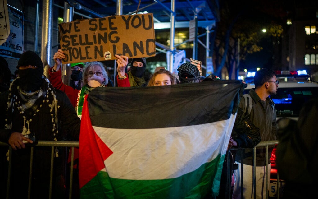 Anti-Zionist protesters outside a New York City synagogue, November 19, 2025. (Luke Tress/Times of Israel) Anti-Zionist protesters outside a New York City synagogue, November 19, 2025. (Luke Tress/Times of Israel)