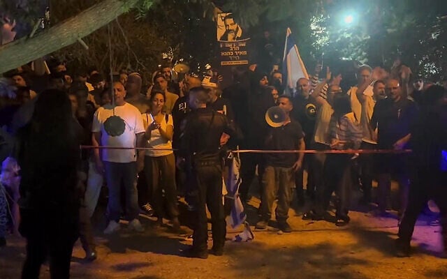 Right-wing activists demonstrate against Hadash-Ta'al chair Ayman Odeh as he speaks at a private event in Pardes Hanna, on November 11, 2025. (Screenshot: X, used in accordance with Clause 27a of the Copyright Law)