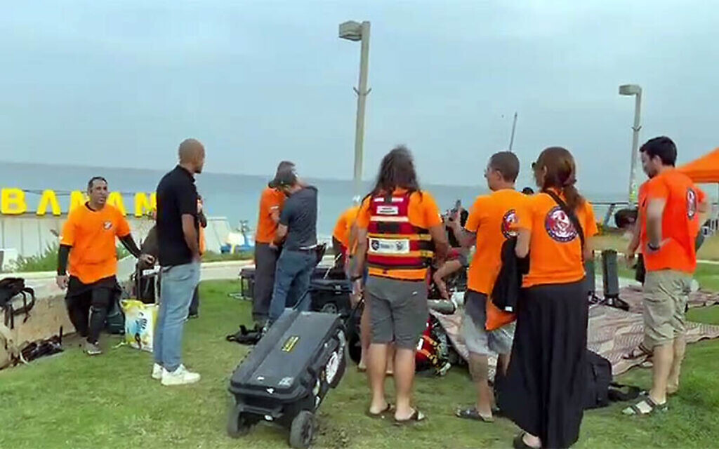 Searches for the missing phone of the former military advocate general at Hatzuk Beach in Tel Aviv, November 4, 2025 (Video screenshot)