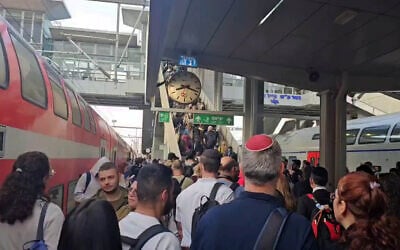 Screengrab of a social media video showing thousands of commuters backed up at Tel Aviv's HaHagana rail station after a man was killed on the tracks near the station, November 30, 2025. (X)