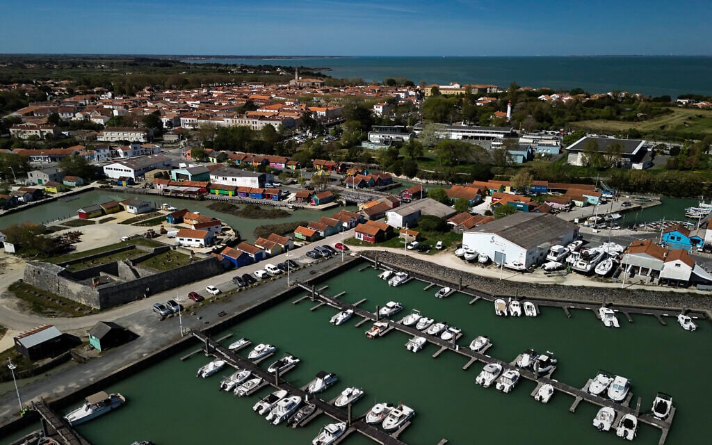 10 injured in ramming on French island of Oleron; suspect yells 8216;Allahu Akbar8217;