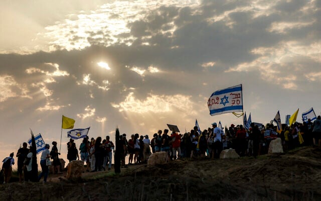 People march with flags calling for an end to the war near Kibbutz Nahal Oz in southern Israel close to the border with the Gaza Strip on August 10, 2025. (Menahem KAHANA / AFP)