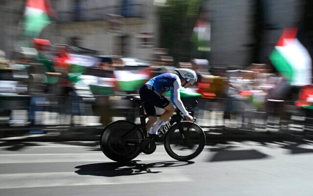 Protesters wave Palestinian flags as Team Israel Premier Tech's British cyclist Jake Stewart competes during the 18th stage of the Vuelta a Espana, a race against the clock between Valladolid and Valladolid in Spain, on September 11, 2025. (Miguel RIOPA / AFP) Protesters wave Palestinian flags as Team Israel Premier Tech's British cyclist Jake Stewart competes during the 18th stage of the Vuelta a Espana, a race against the clock between Valladolid and Valladolid in Spain, on September 11, 2025. (Miguel RIOPA / AFP)
