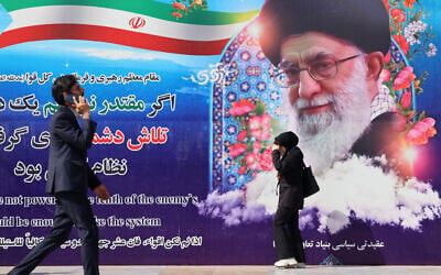 Iranians walk past a poster featuring Iran's Supreme Leader Ayatollah Ali Khamenei outside the venue of the 22nd Police and Security Equipment Exhibition at Imam Khomeini Mosque in Tehran, Iran, on October 15, 2025. (ATTA KENARE / AFP) Iranians walk past a poster featuring Iran's Supreme Leader Ayatollah Ali Khamenei outside the venue of the 22nd Police and Security Equipment Exhibition at Imam Khomeini Mosque in Tehran, Iran, on October 15, 2025. (ATTA KENARE / AFP)