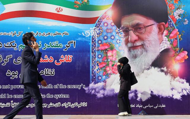 Iranians walk past a poster featuring Iran's Supreme Leader Ayatollah Ali Khamenei outside the venue of the 22nd Police and Security Equipment Exhibition at Imam Khomeini Mosque in Tehran, Iran, on October 15, 2025. (ATTA KENARE / AFP) Iranians walk past a poster featuring Iran's Supreme Leader Ayatollah Ali Khamenei outside the venue of the 22nd Police and Security Equipment Exhibition at Imam Khomeini Mosque in Tehran, Iran, on October 15, 2025. (ATTA KENARE / AFP)