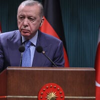Turkey's President Recep Tayyip Erdogan (R) attends a joint press conference with German Chancellor at the Presidential Complex in Ankara, on October 30, 2025. (Adem ALTAN / AFP)