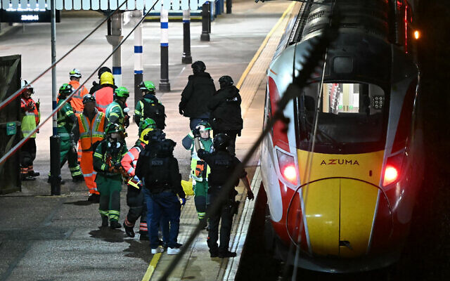 Police officers and members of the emergency services work alongside an LNER Azuma train at Huntingdon Station in Huntingdon, eastern England, on November 1, 2025, following a stabbing on a train. (JUSTIN TALLIS / AFP) Police officers and members of the emergency services work alongside an LNER Azuma train at Huntingdon Station in Huntingdon, eastern England, on November 1, 2025, following a stabbing on a train. (JUSTIN TALLIS / AFP)