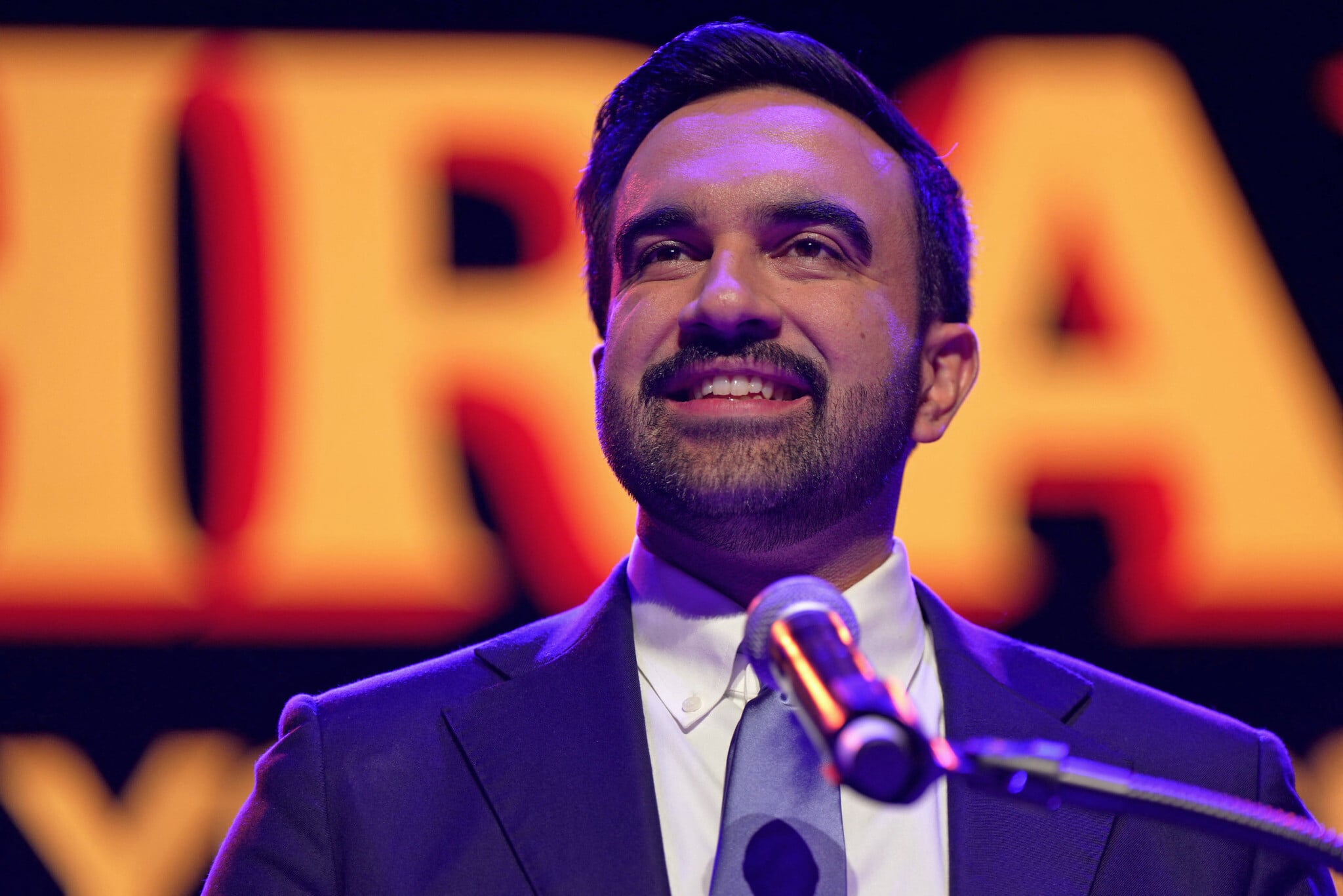 نامزد شهرداری شهر نیویورک، زهران ممدانی، در یک رویداد انتخاباتی در تئاتر بروکلین پارامونت در بروکلین، نیویورک در تاریخ ۴ نوامبر ۲۰۲۵ سخنرانی می‌کند. (آنجلینا کاتسانیس / AFP)