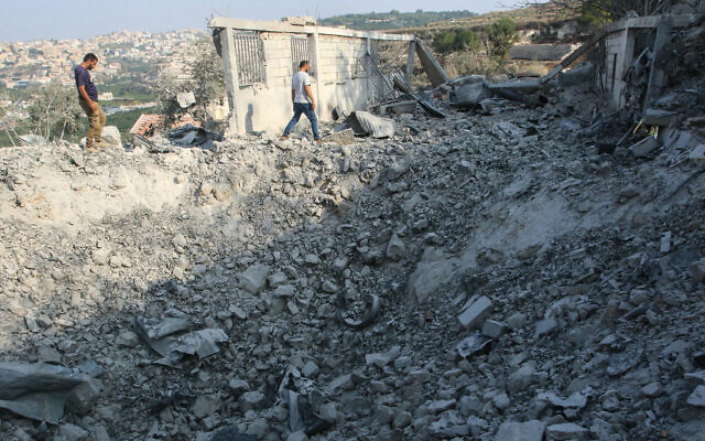 People assess the damage at the site of an Israeli airstrike in the southern Lebanese village of Toura, on November 6, 2025. (Mahmoud ZAYYAT / AFP) People assess the damage at the site of an Israeli airstrike in the southern Lebanese village of Toura, on November 6, 2025. (Mahmoud ZAYYAT / AFP)