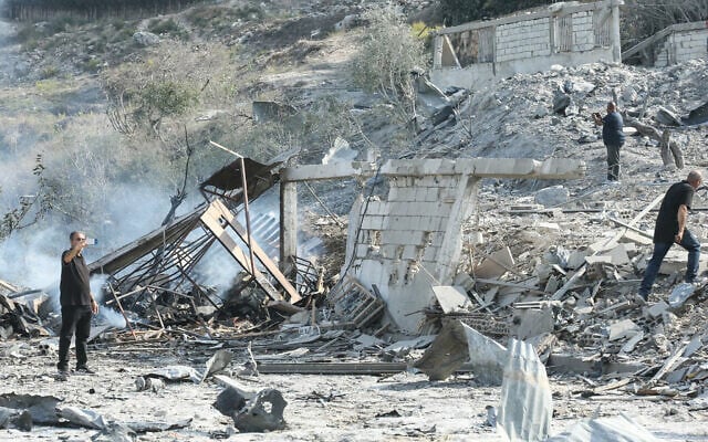 People assess the damage at the site of an Israeli airstrike in the southern Lebanese village of Toura, Lebanon, on November 6, 2025. (MAHMOUD ZAYYAT / AFP) People assess the damage at the site of an Israeli airstrike in the southern Lebanese village of Toura, Lebanon, on November 6, 2025. (MAHMOUD ZAYYAT / AFP)
