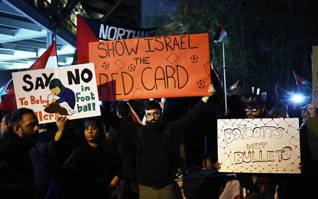Anti-Israel protesters demonstrate outside Villa Park in Birmingham on November 6, 2025 ahead of the UEFA Europa League league-stage football match between Aston Villa and Maccabi Tel Aviv. (HENRY NICHOLLS / AFP) Anti-Israel protesters demonstrate outside Villa Park in Birmingham on November 6, 2025 ahead of the UEFA Europa League league-stage football match between Aston Villa and Maccabi Tel Aviv. (HENRY NICHOLLS / AFP)