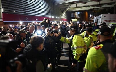 Police officers clash with people trying to enter Villa Park in Birmingham, central England, on November 6, 2025, for the UEFA Europa League league-stage football match between Aston Villa and Maccabi Tel Aviv as anti-Israel demonstrators gather outside. (HENRY NICHOLLS / AFP)
