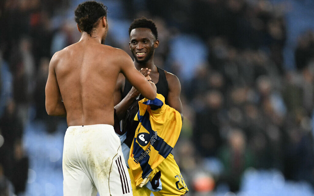 Maccabi Tel Aviv's Malian midfielder Issouf Sissokho (R) swaps shirts with Aston Villa's French midfielder Boubacar Kamara (L)  after the final whistle in the UEFA Europa League league-stage football match between Aston Villa and Maccabi Tel Aviv at Villa Park in Birmingham on November 6, 2025. (Oli SCARFF / AFP)