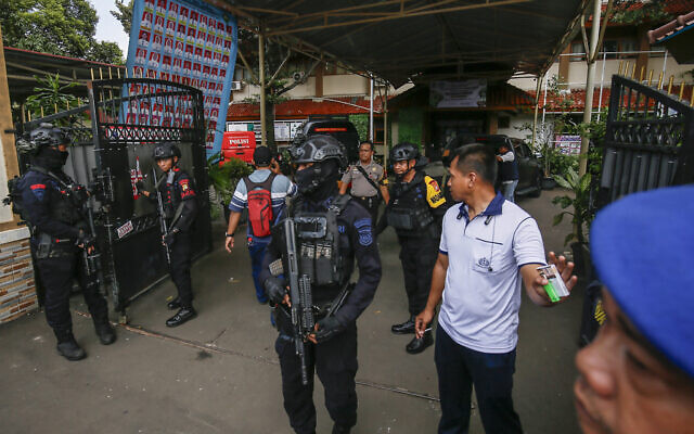 Bomb squad officers stand guard at the entrance of a school in Jakarta on November 7, 2025 (CANDRA / AFP) Bomb squad officers stand guard at the entrance of a school in Jakarta on November 7, 2025 (CANDRA / AFP)