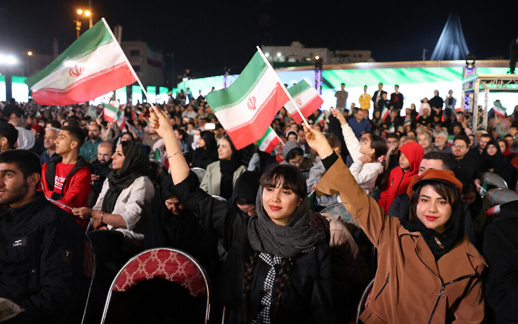 Iranian women wave national flags during the unveiling of a statue (unseen) depicting Sasanian king Shapur I capturing Roman emperor Valerian, at Enghelab (Revolution) Square in the capital Tehran, November 7, 2025. (AFP) Iranian women wave national flags during the unveiling of a statue (unseen) depicting Sasanian king Shapur I capturing Roman emperor Valerian, at Enghelab (Revolution) Square in the capital Tehran, November 7, 2025. (AFP)
