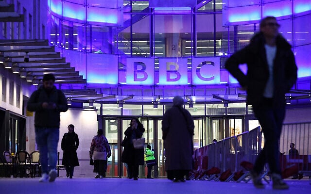 People use the entrance to the offices of the BBC in London in the late afternoon on November 11, 2025. (HENRY NICHOLLS / AFP)