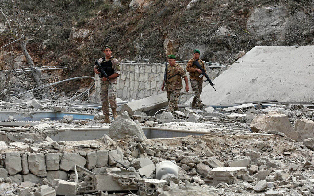 Lebanese army soldiers inspect the site of an Israeli airstrike in the southern Lebanese village of Tair Felsay near the Litani River, early on November 13, 2025. (MAHMOUD ZAYYAT / AFP) Lebanese army soldiers inspect the site of an Israeli airstrike in the southern Lebanese village of Tair Felsay near the Litani River, early on November 13, 2025. (MAHMOUD ZAYYAT / AFP)