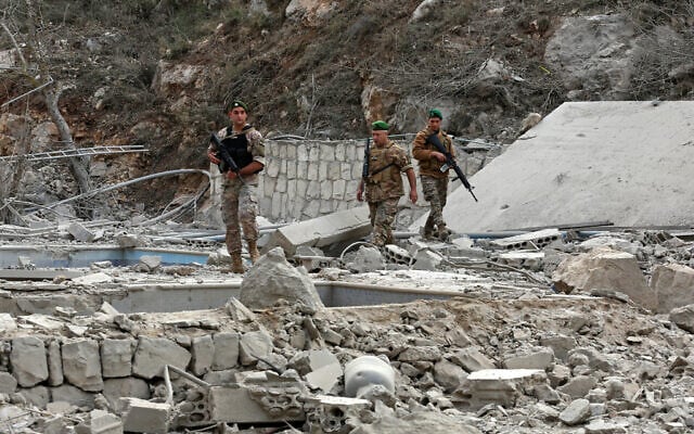 Lebanese army soldiers inspect the site of an Israeli airstrike in the southern Lebanese village of Tair Felsay near the Litani River, early on November 13, 2025. (MAHMOUD ZAYYAT / AFP)