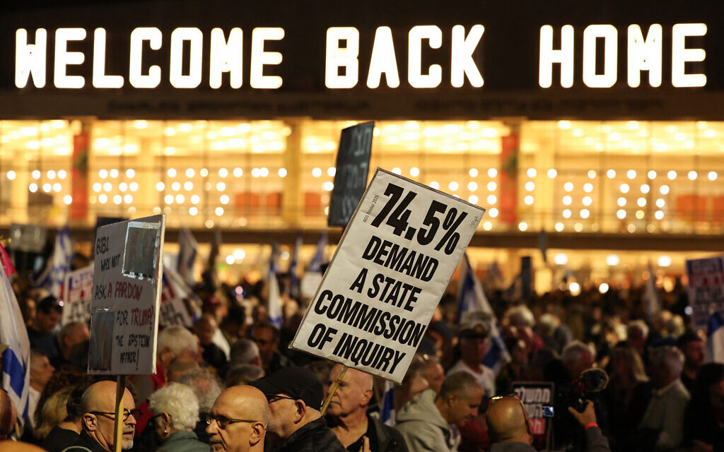 Anti-government protesters lift up placards during a demonstration against the prime minister and in support of establishing a state commission of inquiry into Hamas's October 7, 2023, attacks on Israel, in Tel Aviv on November 15, 2025. (Jack GUEZ / AFP)