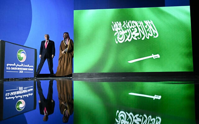 دونالد ترامپ، رئیس‌جمهور آمریکا و ولیعهد و نخست‌وزیر پادشاهی عربستان سعودی، محمد بن سلمان، در مجمع سرمایه‌گذاری آمریکا و عربستان سعودی در مرکز هنرهای نمایشی جان اف کندی در واشنگتن دی‌سی، ۱۹ نوامبر ۲۰۲۵.