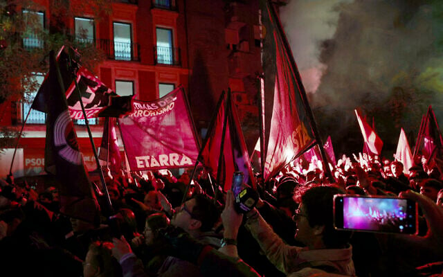 Demonstrators wave flags and perform the fascist salute during a demonstration called by Falange Espanola de las JONS fascist party in front of the headquarters of the ruling Socialist party in Madrid, on November 21, 2025 (Oscar DEL POZO / AFP) Demonstrators wave flags and perform the fascist salute during a demonstration called by Falange Espanola de las JONS fascist party in front of the headquarters of the ruling Socialist party in Madrid, on November 21, 2025 (Oscar DEL POZO / AFP)